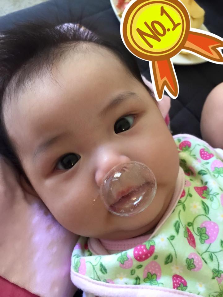 Khi những hình ảnh của bé Bồ Câu được Maya đăng tải, rất nhiều bạn bè và các fan của cô đều dành lời khen cô cái gái đầu lòng xinh xắn, có nét giống mẹ.