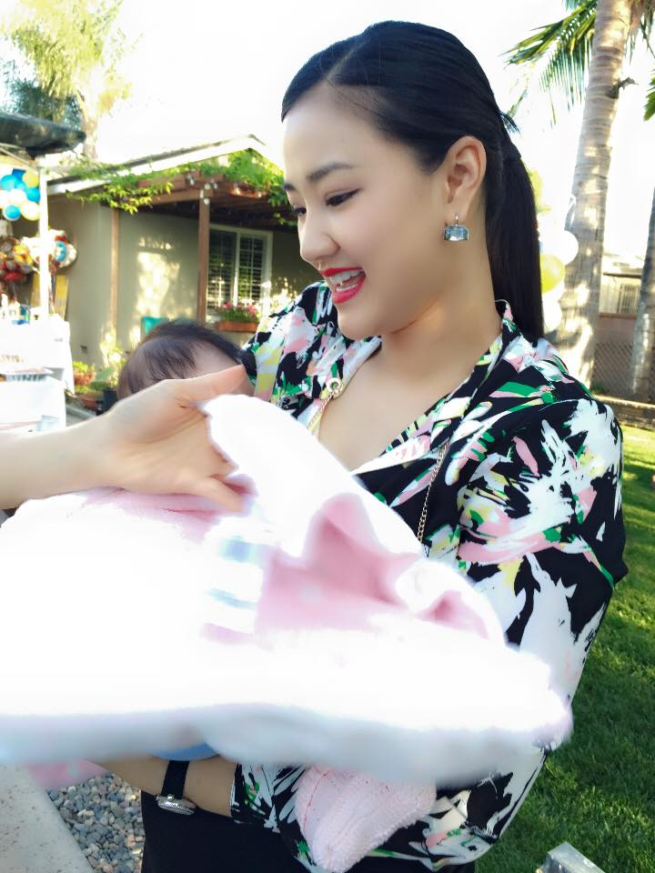 Cũng như một số bà mẹ trong showbiz khác, để bảo vệ con Maya quyết giữ kín dung nhan công chúa mới sinh của mình.