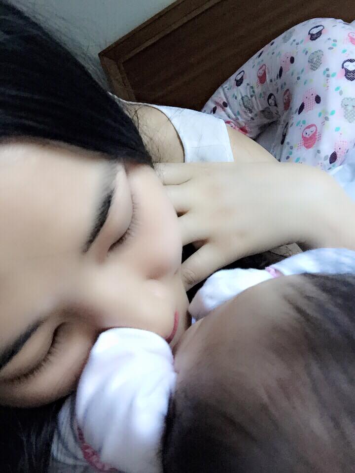 Và dù có xuất hiện thì cũng chỉ là những hình ảnh từ đằng sau hoặc đằng trước thì nhóc tỳ đáng yêu cũng được mẹ Maya 'ngụy trang' để không rõ mặt.