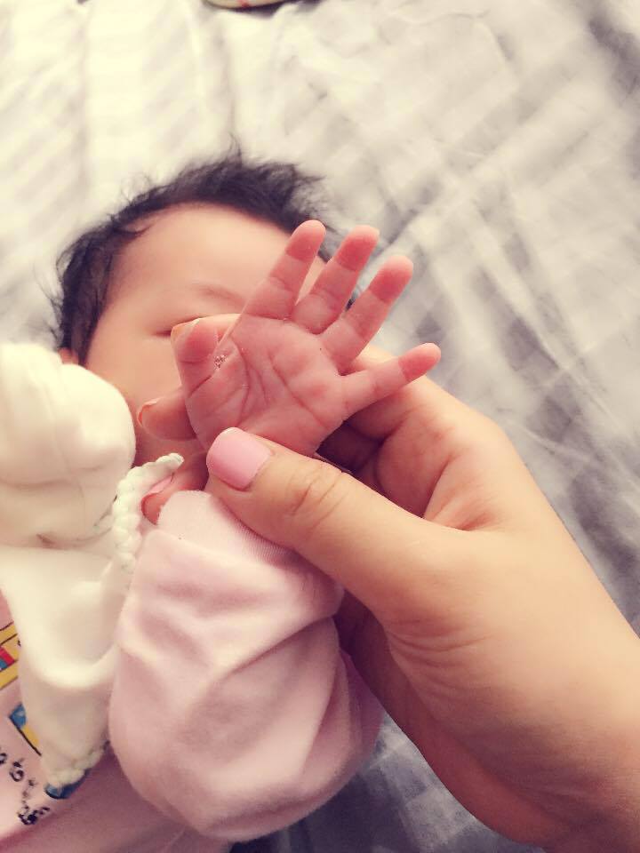 Nữ ca sỹ 'Anh đa tình quá' vui vẻ chia sẻ ảnh con gái trên trang cá nhân.
