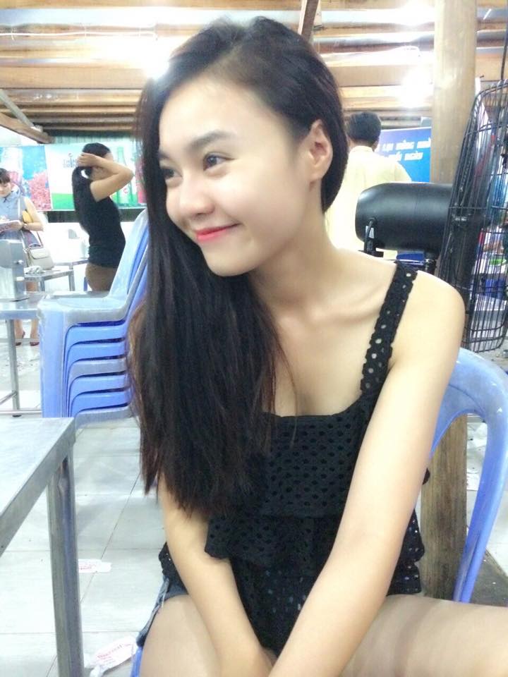 Đằng sau ánh đèn sân khấu, Ninh Dương Lan Ngọc  thường xuyên khoe mặt mộc trắng mịn, đẹp tự nhiên.