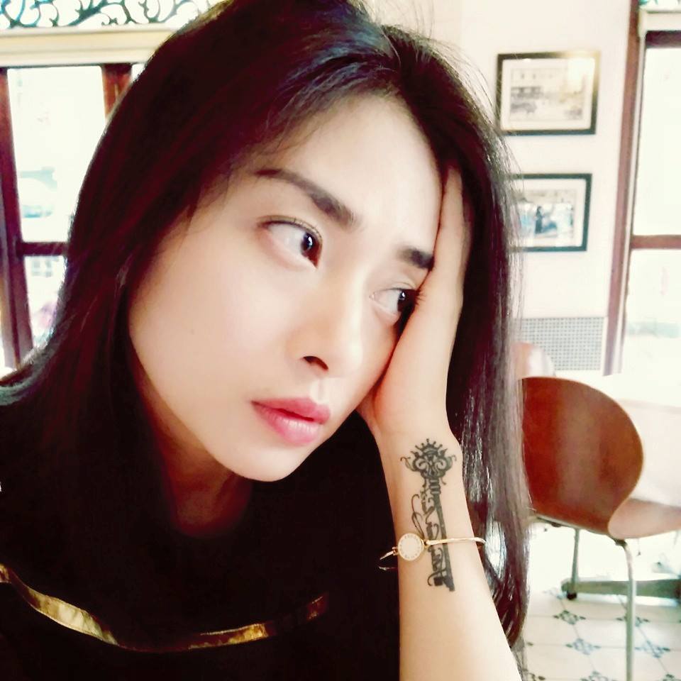 Ngô Thanh Vân khoe khéo hình xăm trên cánh tay. Gương mặt nữ diễn viên có chút gì đó buồn xa xăm.