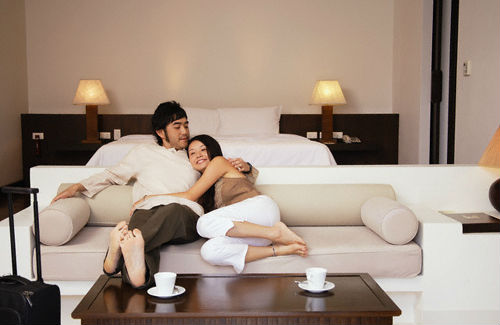 Tình yêu của vợ chồng tôi bắt đầu từ... chuyện chăn gối