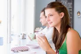 Ngắm nhìn cảnh vật và hít thở không khí khi đó sẽ khiến chúng ta cảm thấy dễ chịu, thậm chí chỉ cần nhìn ra ngoài cửa sổ hoặc xem các bức ảnh thiên nhiên tuyệt đẹp cũng có thể giúp xoa dịu thần kinh và khiến bạn cảm thấy vui vẻ hơn.