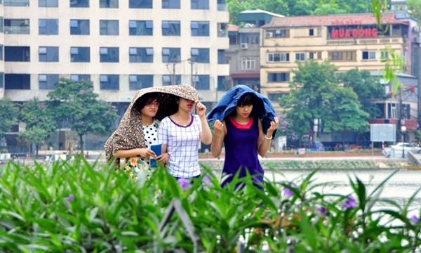 Người Hà Nội vật vã tìm cách tránh nắng nóng gay gắt đầu hè