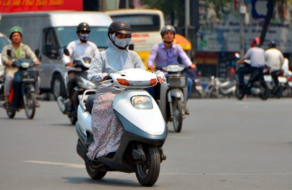 Mỗi khi có việc phải ra đường, người dân lại khăn, mũ, áo, kín mít từ đầu đến chân.