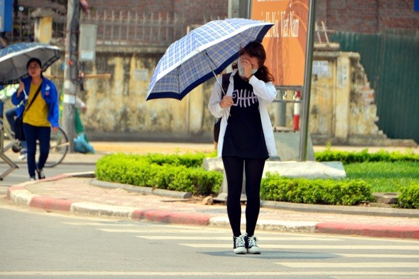 Thời tiết nắng nóng khiến nhiều người cảm thấy mệt mỏi.