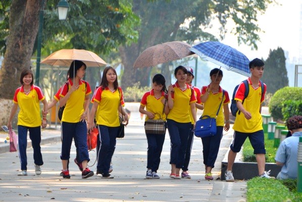 Một nhóm Mừng SHBET phiên bản mới 2025 học thể dục tại công viên Thống Nhất để tránh nắng.