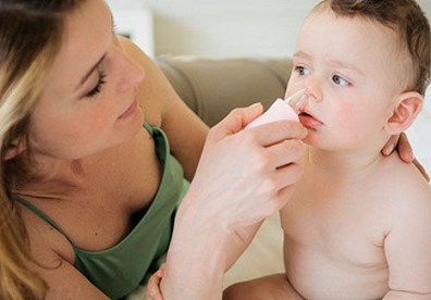 6 sai lầm trầm trọng của mẹ khi trị sổ mũi cho bé