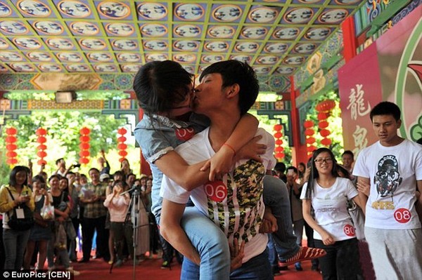 Giải nhất cuộc thi năm nay đã thuộc về vợ chồng anh chị Zhang với thành tích đứng hôn bằng 1 chân trong thời gian lâu nhất.