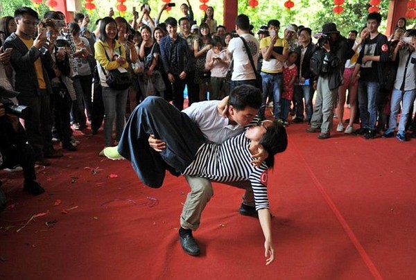 Nhiều khán giả háo hững còn đứng lại quay hình, chụp ảnh và cổ vũ nhiệt tình cho các cặp đôi.