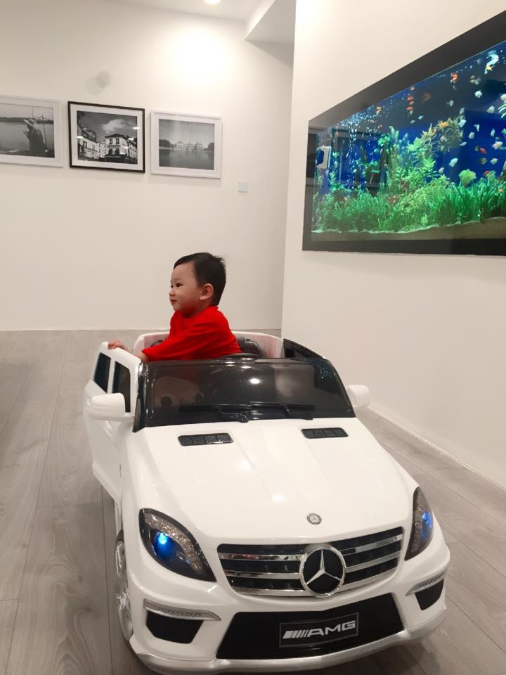 Cậu bé thường xuyên được mẹ cho đi chơi.