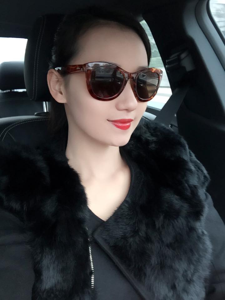 Dù con trai đã lớn nhưng Lã Thanh Huyền trông vẫn rất trẻ trung và sành điệu.