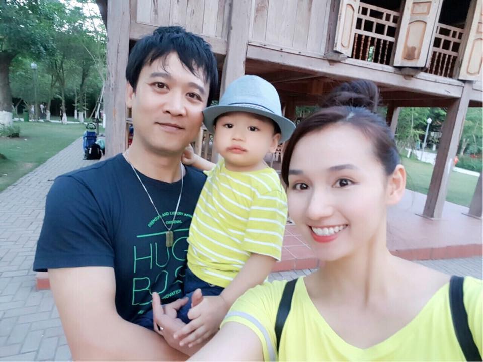 Cậu bé thừa hưởng nhiều nét của bố và có nụ cười tươi giống mẹ.