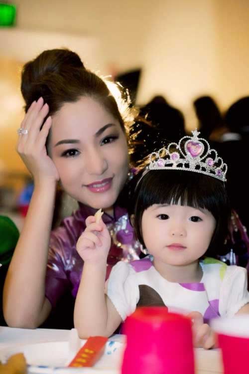 4 năm nay, tin đồn ly hôn vẫn râm ran trong giới và thời gian gần đây Thúy Nga mới đối diện.