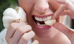 Tỏi - các nhà khoa học ở Anh cho biết chỉ cần một liều nhỏ allicin -  một hoạt chất trong tỏi, có thể cải thiện tình trạng máu lưu thông trong tổ chức phổi, giúp cho hoạt động hô hấp trở nên dễ dàng hơn.