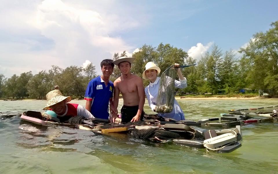 Lý Nhã Kỳ trực tiếp đánh bắt cá để đồng cảm với người lao động