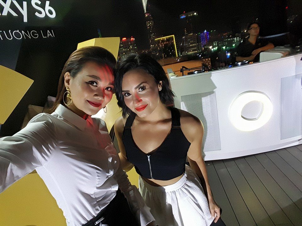 Thanh Hằng thích thú tạo dáng, chụp hình cùng Demi Lovato