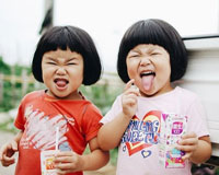 Chùm ảnh chị em sinh đôi cực cute qua ống kính của bố