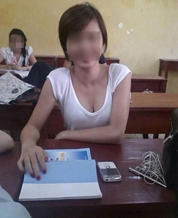 Chiếc cổ áo quá trễ làm lộ hết vòng 1 của nữ sinh.