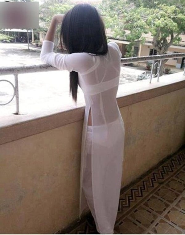 'Áo em trắng quá nhìn không ra'.