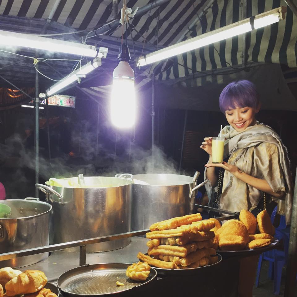 Tóc Tiên thư thả dạo phố sau khi