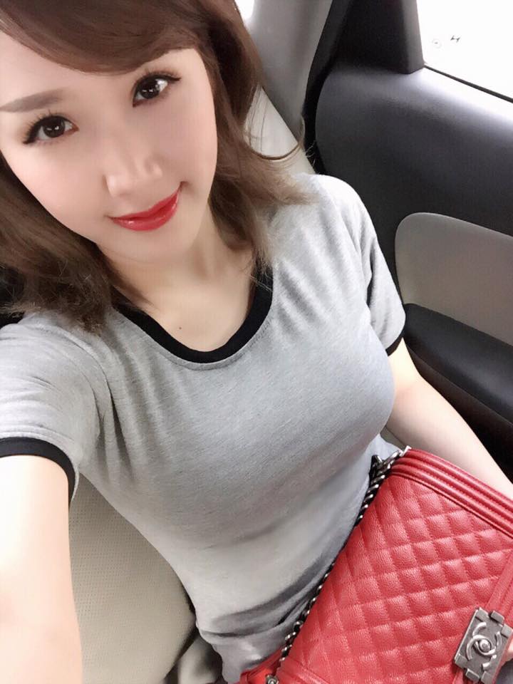 Bảo Thy giản dị, xinh tươi đi dự sinh nhật bố.