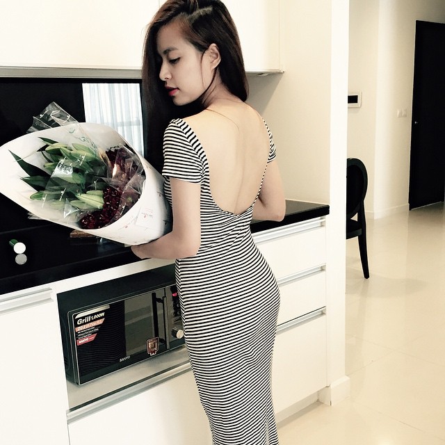 Hoàng Thùy Linh gợi cảm trong chiếc váy lộ lưng trần.
