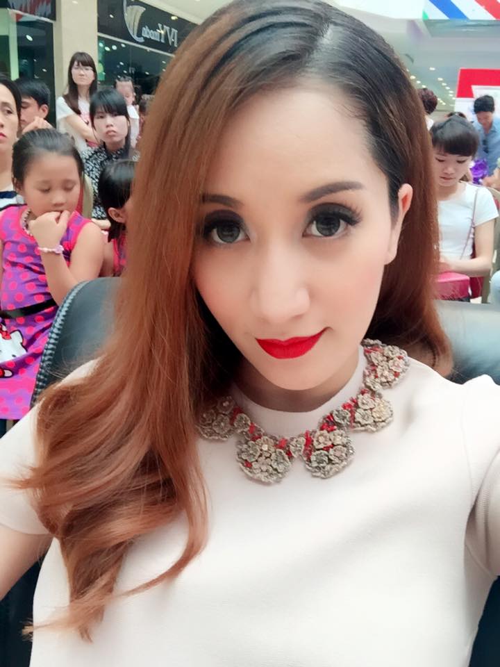 Đang ở những tháng cuối của thai kỳ song Khánh Thi vẫn rất xì tin. Có thể thấy, Nữ hoàng dancesport đang rất mãn nguyện với tình yêu đẹp.