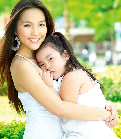 Hiền Thục và con gái cung là cặp mẹ con ăn mặc rất sành điệu.