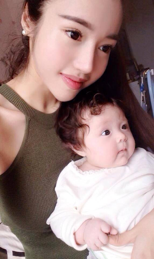 Elly Trần và con gái có phong cách thời trang rất sành điệu.