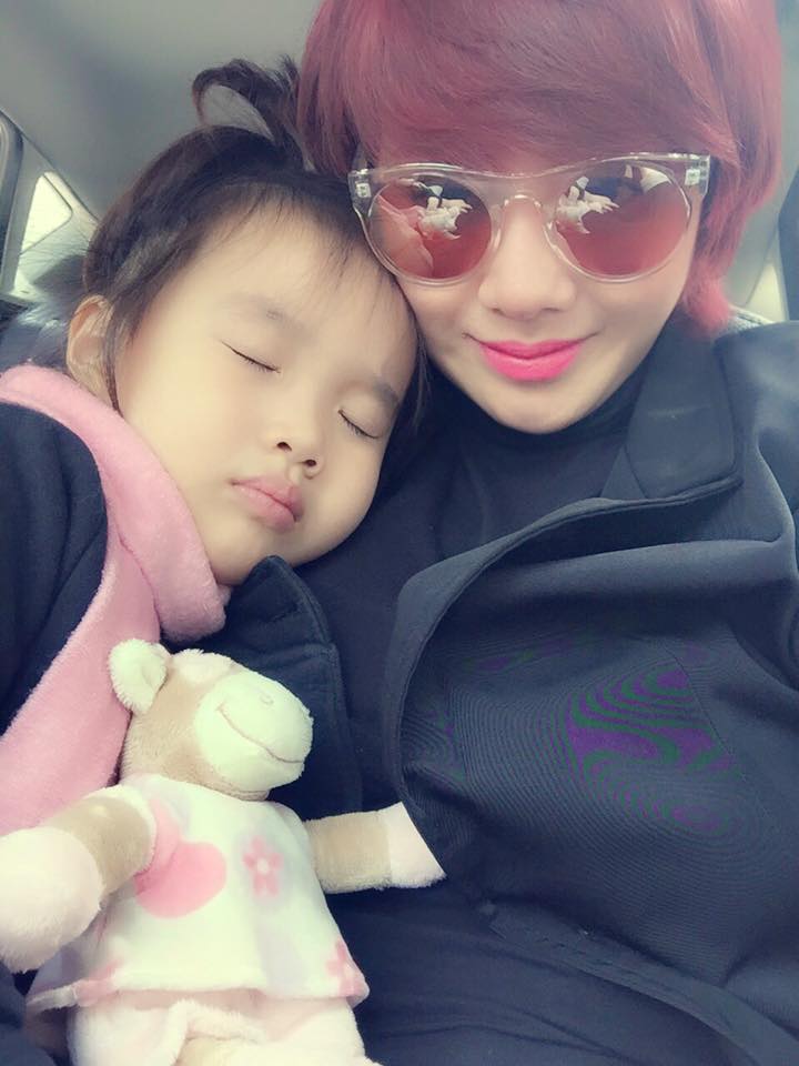 Hai mẹ con nữ ca sỹ rất đáng yêu.