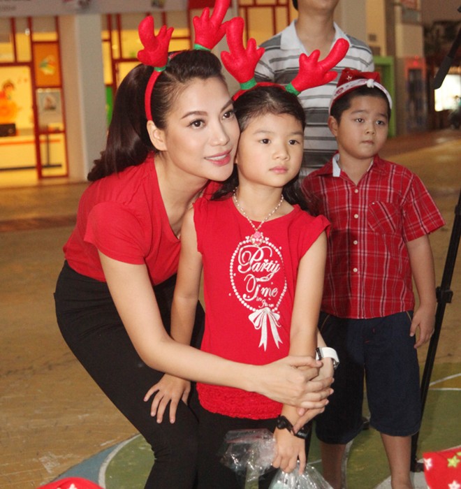 Từ khi chia tay chồng cũ, hai mẹ con cũng thay đổi luôn phong cách ăn mặc. Gu thời trang của hai mj con ngày càng sành điệu hơn.