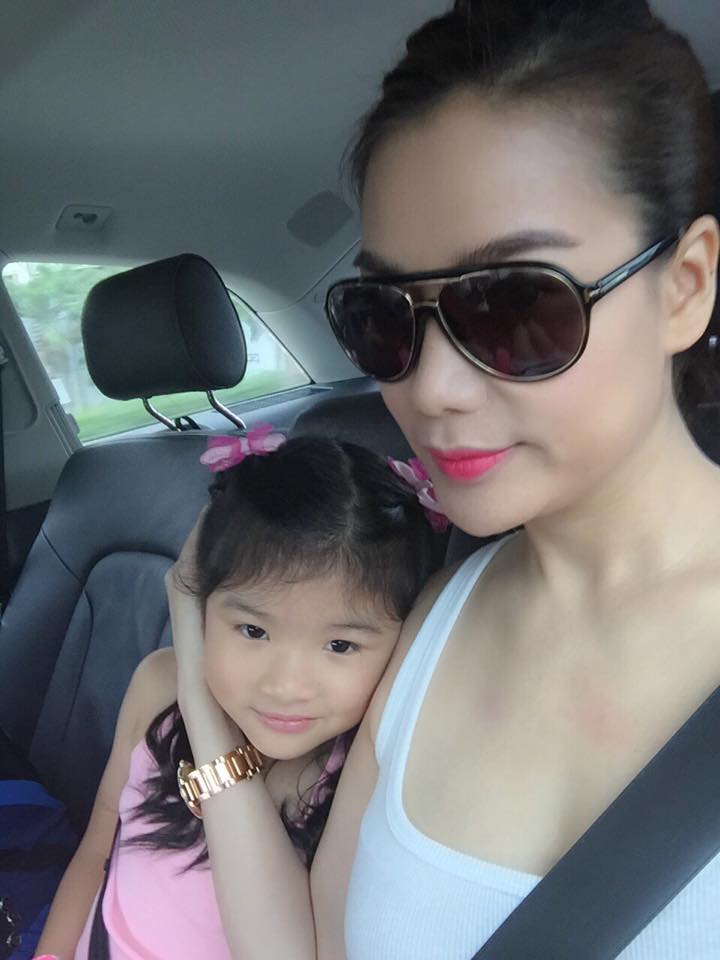 Trương Ngọc Ánh gợi cảm bên con gái Bảo Tiên.