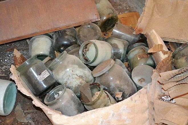 Georgy đã phát hiện một tòa nhà âm u với cánh cửa mở, khi anh tò mò bước vào chứng kiến hàng loạt xác ướp trẻ em, xương và nội tạng người trong các chai thủy tinh thí nghiệm nằm ngổn ngang.