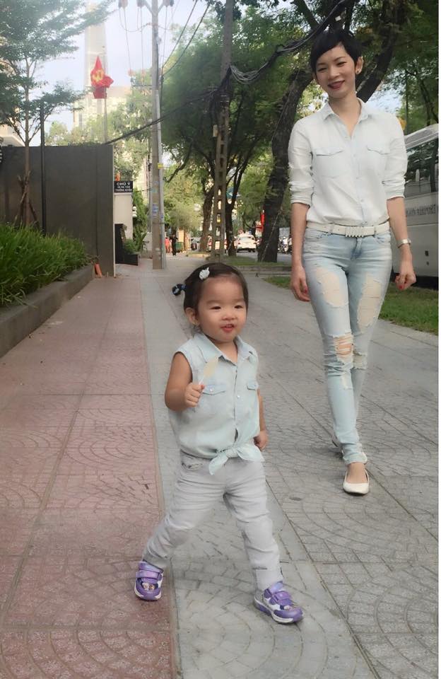 Xuân Lan và bé Thỏ tông xuyệt tông dạo phố.