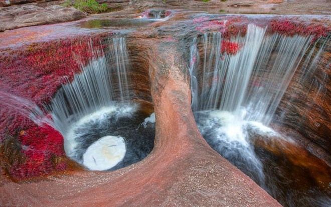 Sông Cano Cristales, Colombia: Nằm ở phía đông dãy núi Andes, miền trung Colombia, thuộc công viên La Macarena, sông Cano Cristales dài 100 km được gọi bằng nhiều cái tên như sông ngũ sắc, sông cầu vòng nước,…bởi vẻ đẹp đa sắc màu của dòng nước.