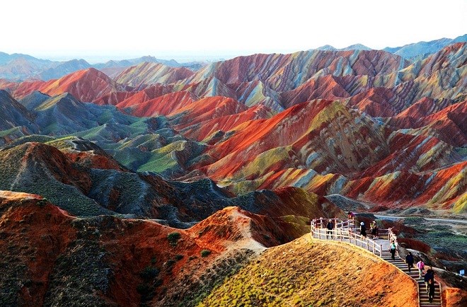 Núi Zhangye Danxia, Trung Quốc: Sở hữu những khối núi hùng vĩ với những sắc màu rực rỡ, bắt mắt, Zhangye Danxi trở thành điểm đến hấp dẫn cho khách du lịch tới tỉnh Cam Túc, Trung Quốc để tham quan. Từng mảng màu như một bức tranh sơn thủy khổng lồ.