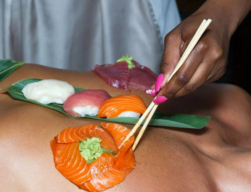 Sau lần tắm nước nóng đầu tiên, mẫu được xát lên người một loại xà phòng đặc biệt và tất nhiên là nó cũng không có mùi thơm. Tiếp theo, người ta dùng một túi vải đựng cám xát kỹ để tẩy bỏ lớp biểu bì chết của da. Tiếp đến là tắm nước nóng lần thứ 2, rồi lại tắm một lượt nước lạnh để kết thúc. Mục đích của lần tắm nước lạnh là để tránh đổ mồ hôi.