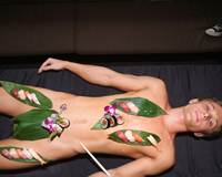 Chi hàng trăm triệu để thưởng thức sushi trên người nam khỏa thân