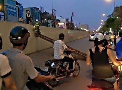 Hà Nội: Dầm thép công trường rơi ra đường, nhiều người thoát nạn