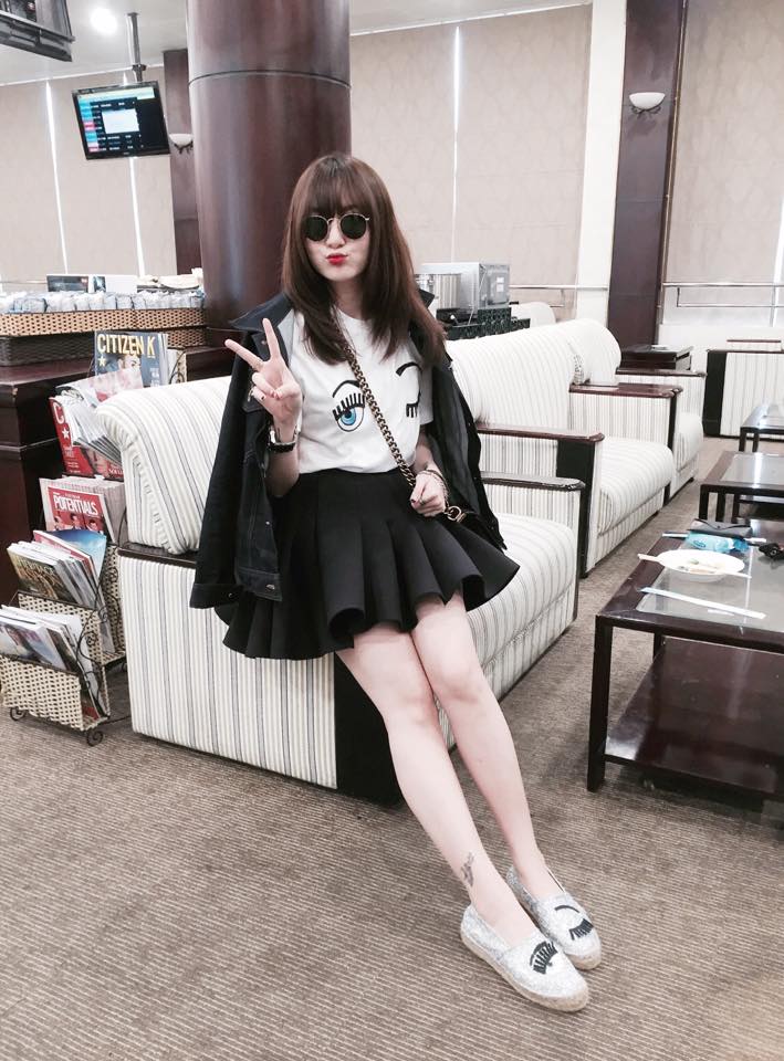 Yến Trang xì teen với váy ngắn xòe áo thun trắng. Họa tiết đôi mắt ngộ nghĩnh của chiếc túi ShyGirl, xuất hiện đầy thú vị trên cả áo thun lẫn đôi giày lười của Yến Nhi.