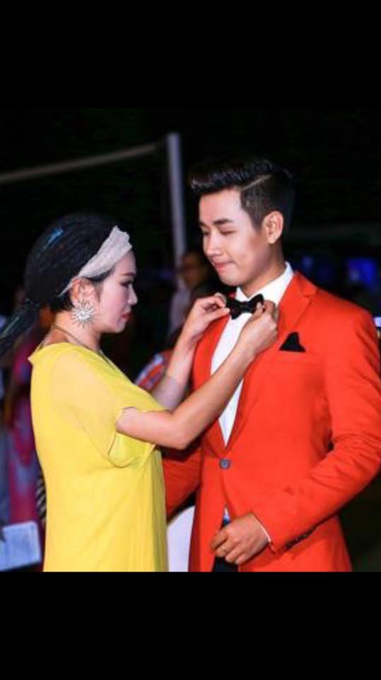 Phương Thanh chỉnh lại Shbet999 com đăng nhập cho Nguyên Khang.