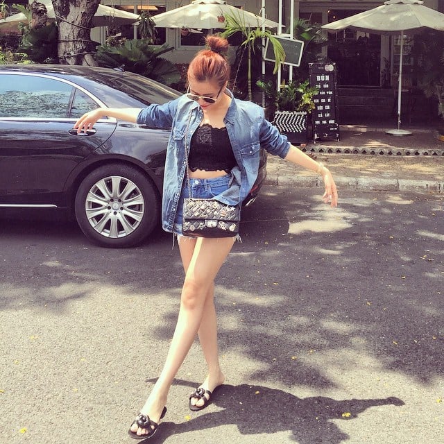 Hoàng Thùy Linh trẻ trung và năng động với áo crop-top ren, dép bêt, quần ngắn khoe chân thon.
