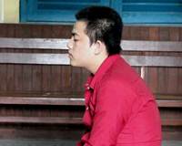 Người làm hiếp dâm con và cháu gái bà chủ trong sạp trái cây