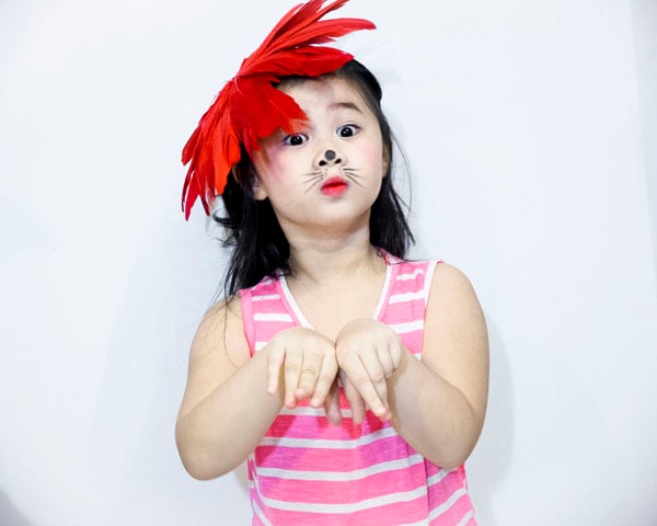 Biểu cảm của mẫu nhí rất đáng yêu.