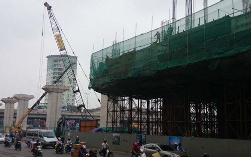 Thanh sắt công trình đường sắt trên cao lại rơi trúng ô tô con
