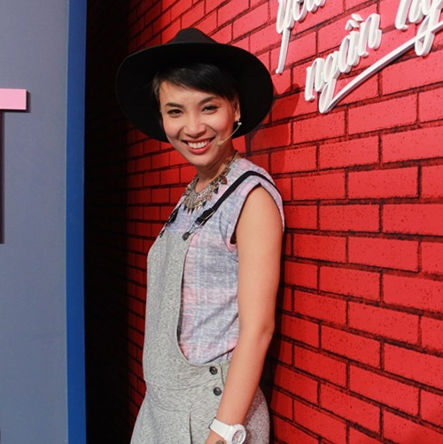 Trông nữ MC vô cùng năng động.