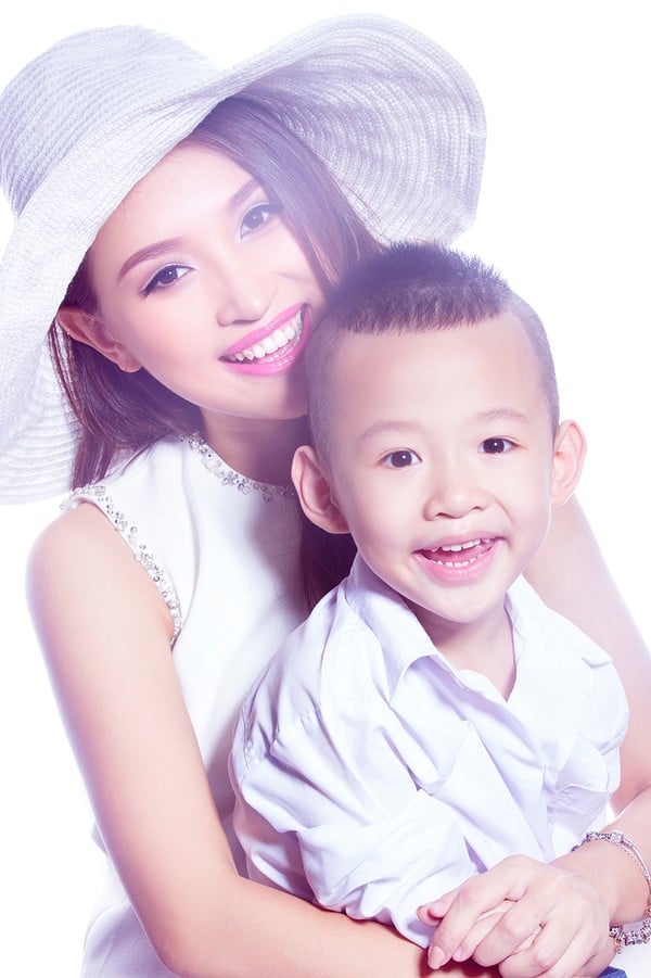 Mỗi khi bên cạnh con trai, Vân Hugo luôn nở những nụ cười tươi tắn nhất.