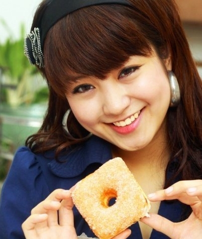Cô thường xuyên được mời tham gia chụp ảnh bìa cho hàng loạt các tờ báo tuổi teen nổi tiếng thời bấy giờ.
